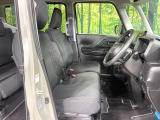 運転席まわりには十分なスペースがあり、大柄な方でもゆったり運転していただける環境です。