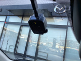 フロント側ドライブレコーダー。運転中の映像・音声などを記録して、交通事故やトラブルが起きた時の正確な状況把握に役立つドライブレコーダーが装着されています。
