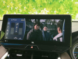 停車時には画面でテレビや映像を視聴でき、休憩中の時間をゆったり過ごせます。画面が大きく内容を確認しやすいため、待ち時間にも車内で便利にお使いいただけます。