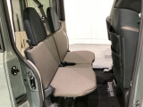 後席はワークスタイルに合わせて作業空間をアレンジします。左右分割で収納でき、段差のないフラットな荷室スペースを作り出すシートです。