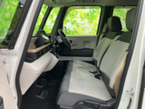 明るい室内は前方まで見渡しやすく、落ち着いて運転に集中できる空間です。座面の広いシートでゆったり過ごせるため、通勤や普段のお出かけにも心地よくお使いいただけます。