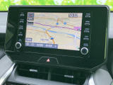 地図情報が画面いっぱいに表示され、現在地や周辺の道路を確認しやすいナビ画面です。目的地設定や表示変更などの項目も並び、移動前のルート確認に役立ちます。