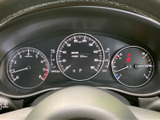 速度や燃料残量などの情報がメーターに集約され、運転中も必要な表示を確認しやすいレイアウトです。中央の表示も含めて情報を把握しやすく、日常の運転をサポートします。