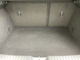 ラゲッジルーム内の凹凸をなくす事でスッキリした広がりを造りだし、荷物がスムーズに出し入れできる気持ちよさ、使い易さを実現!