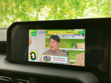 テレビ番組を画面で視聴できる装備です。目的地での休憩中など、停車時に映像やテレビを楽しめるのが魅力。画面も見やすく、車内で過ごす時間をより便利に活用できます。