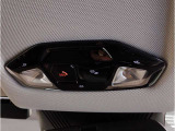 【ルームミラー一体型ETC車載器】ルームミラーの裏側に目立たない様に配置されたETCカード挿入口。スタイリッシュ且つ機能的なものとなっております。