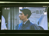 停車中に映像やテレビを視聴でき、待ち時間も過ごしやすくなります。画面に番組映像が表示されており、休憩中の楽しみとして活用いただけます。