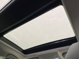 【サンルーフ】開放感たっぷりの希少装備、サンルーフが装着されています!車内に明かりを取り入れたり景色を楽しむ以外にも、車内の空気も簡単に換気できて快適です!