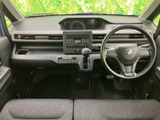 運転席まわりはメーターや操作部が見渡しやすく、前方の視界も開けています。各所がまとまった室内で、座席から手元まで確認しやすく、日常使いにもなじむ空間です。