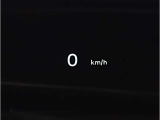 【ヘッドアップディスプレイ】現在の車速表示や目的地へのルート案内やメディア関連のリストを表示する事が可能です。視線移動を減らす事によりドライブに集中して頂けます。