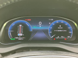 速度や走行に関する情報がメーター内に表示され、運転中も必要な情報を確認しやすい構成です。表示がまとまっているため、状況を把握する際にも役立ちます。
