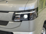 【LEDヘッドライト】悪天候や夜間走行時も良好な視界を確保し安心して運転できる高輝度LEDヘッドライトを装備!点灯速度が早く、消費電力も抑えられています。