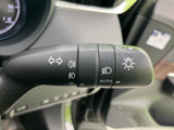 レバーには各種マークが表示され、必要な機能を目で確認しやすい仕様です。手元で扱いやすい位置にあり、運転姿勢を保ちながら操作できる、日常使いに便利な装備です。
