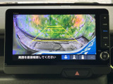後方の映像とガイド線を画面で確認でき、駐車時に周囲の位置関係を把握するのに役立ちます。車庫入れや狭い場所での後退など、日常の運転をサポートします。