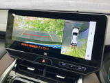 後方の映像に加えて車両周囲の俯瞰表示も確認でき、駐車時の周辺確認をサポートします。ガイド線も表示され、車庫入れや切り返しの際に役立ちます。