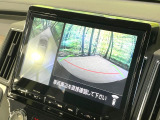 【マルチアラウンドモニター】専用のカメラにより、上から見下ろしたような視点で360度クルマの周囲を確認することができます☆死角部分も確認しやすく、狭い場所での切り返しや駐車もスムーズに行えます。