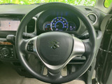 握りやすい形状のステアリングに操作スイッチを備え、運転姿勢を保ちながら手元で機能を扱えます。メーターやナビ画面も見渡せる位置にあり、日常の運転をサポートする実用的な装備です。