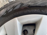 国家資格の自動車検査員も3名在籍しているので、受入/中間/完成検査と保安基準発行のすべてを自社で行います。 同時に10台作業できる広い工場で、プロの整備士が細部まで徹底的に整備します。