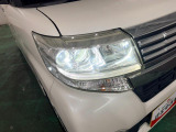 白く明るい光で夜間走行をサポートするLEDヘッドランプを搭載