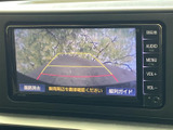 画面には車両後方の映像とガイド線が表示され、駐車時に後ろの状況を確かめる手助けになります。画面脇には操作ボタンがまとまり、日常の取り回しをサポートする装備です。