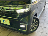 【LEDヘッドライト】悪天候や夜間走行時も良好な視界を確保し安心して運転できる高輝度LEDヘッドライトを装備!点灯速度が早く、消費電力も抑えられています。