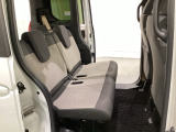 リアシートは左右分割で倒して車いすの収納スペースを作り出すシートです。乗り降りに便利なアシストグリップがセンターピラーにあります。また、低床フロアなので車内への乗り込みが楽々です。