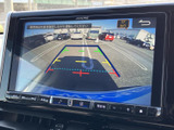 後方の様子を画面で確認でき、駐車スペースへ車を入れる際の目安になります。ガイドラインも表示されるため、周囲を直接確認しながら位置を把握しやすく、駐車時の不安を軽減するのに役立ちます。