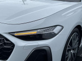 エクステリアライトの照明を自分好みにカスタマイズできます。一目見てAudiだとわかるフロントマスクは、そのアイデンティティを継承しながらも新たなデザインへと昇華されています。