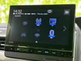 音源を画面上で選べる見やすい表示で、ラジオやテレビ、Bluetoothなどに対応。手元のボタンも備わり、日常の音楽や番組を状況に合わせて選びやすい装備です。