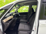 前席は視界が広く、運転席から周囲の状況を確認しやすい室内です。シートは身体を預けやすい形状で、助手席との間にもゆとりがあり、日常の移動を落ち着いて過ごしたい方におすすめです。