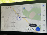 地図上に現在地や周辺道路が表示され、目的地までのルート確認に役立ちます。縮尺の調整や検索なども画面から行え、初めての場所へのお出かけをサポートします。