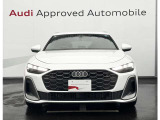 シングルフレームグリルはAudiの象徴的なデザイン要素であり、一目でAudiとわかるスタイル、大きくて迫力のある形状が車のスポーティな印象を強調しており、魅力的なデザインとなっています。