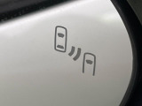 【ブラインドスポットモニター】走行中、ドアミラーの死角になりやすい箇所に後続車が接近するとサイドミラーのレンズに警告を表示!ドライバーに注意喚起をしてくれます。
