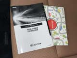 メンテナンスノート、取扱説明書です。 その車の整備記録が事細やかに記録されています。 車が生まれてから今までどのような道を歩んできたのか判るとても重要な物ですよ。