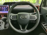 手元には複数のスイッチが備わり、運転姿勢を保ちながら各種機能を扱えます。表示や配置を確認しやすく、毎日の移動を便利にサポートします。