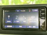 ナビゲーションや音楽、電話などのメニューを画面上で選べ、目的地設定から各種設定まで操作をまとめて行えます。項目が整理され、必要な機能を見つけやすい構成も日常使いに便利です。