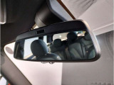 MINIではルームミラーの裏側にETCの車載器が内蔵されており、別途で車載器の購入必要なしで非常にスマート。皆様が驚かれるポイントのでもあります
