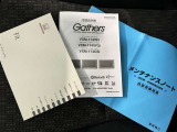 メンテナンスノート、取扱説明書です。 その車の整備記録が事細やかに記録されています。 車が生まれてから今までどのような道を歩んできたのか判るとても重要な物ですよ。