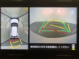 【パノラミックビューモニター】クルマの前後左右に搭載したカメラから取り込んだ画像を合成し、車両を上から見たような画像をディスプレイに表示します。