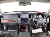 使いやすさや安全性を追求したステアリング周り!高級車ゆえにスイッチ類が多いのも特徴ですね!考え尽くされた配置ですぐに使いこなす事が出来ますのでご安心下さい!是非、体感してみて下さい!!