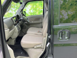 前席は明るい色合いでまとめられ、運転席から助手席まで見渡しやすいレイアウトです。足元には広さを感じられ、乗り降りもしやすい開口部で日常の使い勝手に配慮されています。