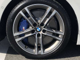 BMW純正アルミホイール。洗練されたデザインで、足元の個性を引き立てます。