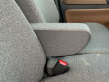 運転席にはアームレストが付いてます。