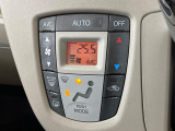 【オートエアコン】一度お好みの温度に設定すれば、車内の温度を検知し風量や温度を自動で調整。暑い&hellip;寒い&hellip;と何度もスイッチ操作をする必要はありません。快適な車内空間には必須の機能ですね♪