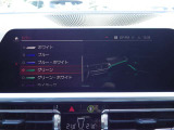 車内をやさしく照らすアンビエントライトが、時間帯やシーンに合わせて上質で心地よい空間を演出します。