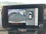 後方の映像と車両周辺の表示を画面で確認でき、駐車時の位置合わせをサポートします。ガイド線も表示され、周囲に気を配りながら操作しやすい装備です。