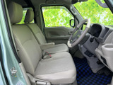 前席は座面と背もたれにゆとりを感じる形状で、運転席からの見通しも広々としています。明るい色調の室内はすっきりとまとまり、毎日の乗り降りも心地よく感じられます。