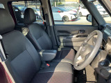 運転席まわりです。実際に座ってみて、乗り心地を体験してみてください。