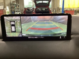 狭い場所での駐車やすれ違いなどでより的確な運転操作に役立つ360&deg;ビューモニターが装備されています。