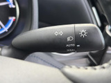 レバー上の表示が見やすく、運転席から操作位置を確認しやすい設計です。方向指示やライト関連の操作を手元で行え、周囲の状況に応じた運転をサポートする便利な装備として活用できます。